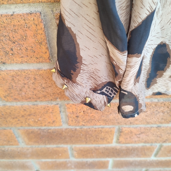 Urmoda Blouse With Gold Buttons And Spikes - Picture 5 of 9